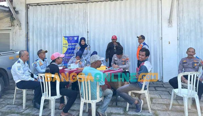 Dishub Nganjuk Razia Truk ODOL, 15 Kendaraan Kena Tilang di Jalan Raya Kecubung Dishub Nganjuk Razia Truk ODOL, 15 Kendaraan Kena Tilang di Jalan Raya Kecubung