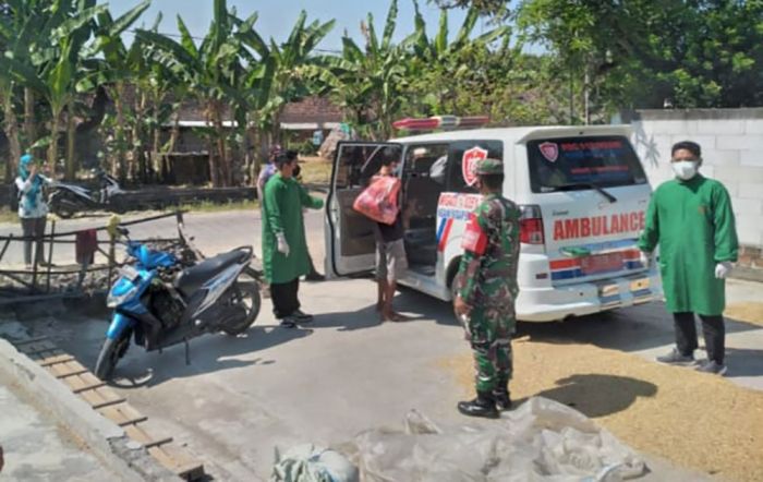 Anggota Koramil Padas Pindahkan Warga Isoman Ke Isoter Dengan Humanis