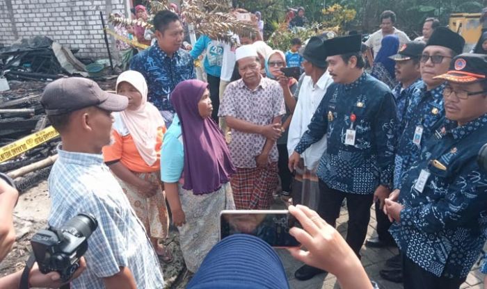 Wabup dan BPBD Gresik Bantu 3 Korban Rumah Terbakar di Baron