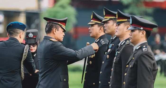 Pimpin Upacara Hari Kesadaran Nasional, Kapolda Jatim Anugerahkan Satyalancana