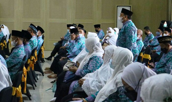Wakil Wali Kota Batu Lepas Keberangkatan 100 CJH Kloter 20 Wakil Wali Kota Batu Lepas Keberangkatan 100 CJH Kloter 20