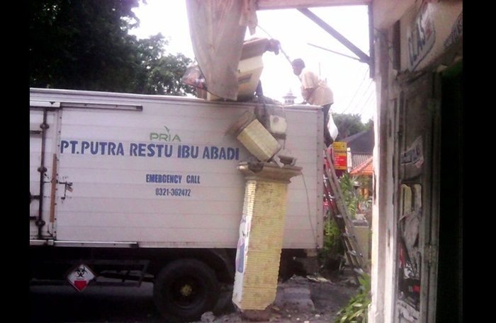 Muat Limbah Medis Puskesmas di Gresik, Mobil Box PT PRIA Tabrak Gapura hingga Rompal Muat Limbah Medis Puskesmas di Gresik, Mobil Box PT PRIA Tabrak Gapura hingga Rompal