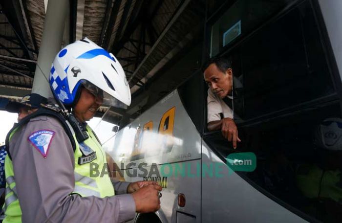 Razia Gabungan di Terminal Jombang, Dua Armada Bus Ditilang Petugas Razia Gabungan di Terminal Jombang, Dua Armada Bus Ditilang Petugas