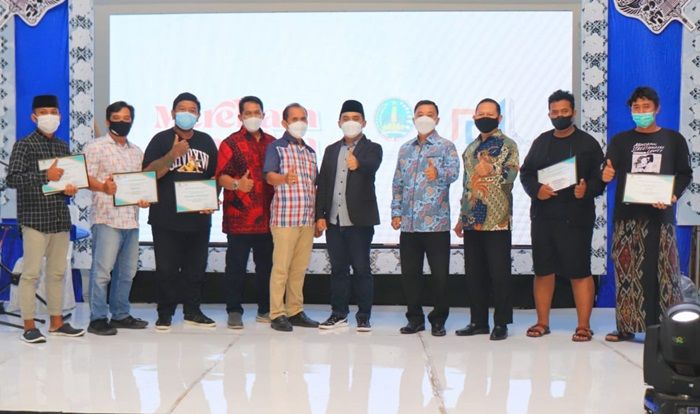 Serahkan Sertifikat Pemenang Film Pendek, Wawali Pasuruan: Ini Bisa Gerakkan Sektor-Sektor Lain Serahkan Sertifikat Pemenang Film Pendek, Wawali Pasuruan: Ini Bisa Gerakkan Sektor-Sektor Lain
