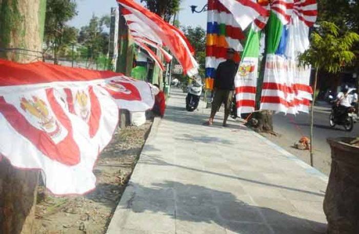 Sambut HUT RI ke 70, Pedagang Bendera Mulai Padati Pinggiran Jalan Kediri Sambut HUT RI ke 70, Pedagang Bendera Mulai Padati Pinggiran Jalan Kediri