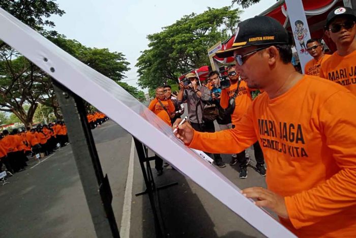 Wakil Bupati Kediri Hadiri Deklarasi Pemilu Damai di SLG Wakil Bupati Kediri Hadiri Deklarasi Pemilu Damai di SLG