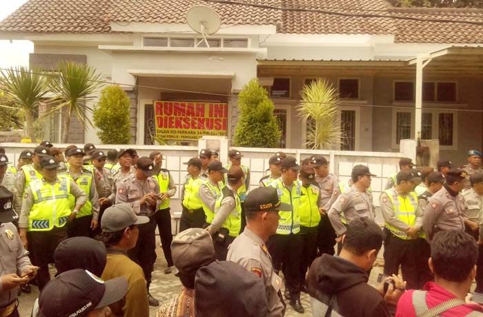 200 Polisi Amankan Eksekusi Rumah Anggota DPRD Banyuwangi 200 Polisi Amankan Eksekusi Rumah Anggota DPRD Banyuwangi