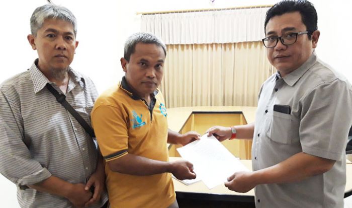 Eks Karyawan PT Surya Zig-Zag yang Pesangonnya Belum Terbayar Sepenuhnya Minta Bantuan Dewan Eks Karyawan PT Surya Zig-Zag yang Pesangonnya Belum Terbayar Sepenuhnya Minta Bantuan Dewan