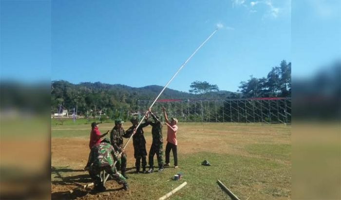 Upacara Pembukaan TMMD, Warga Bareng TNI Naikkan Tiang Bendera