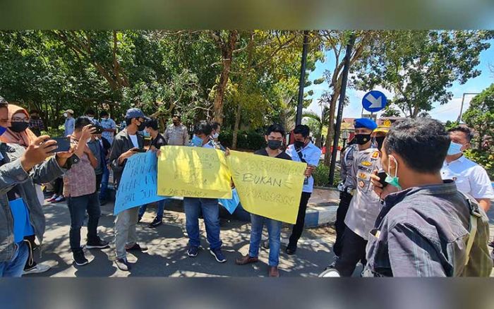 Wartawan Bangkalan Minta Kapolda Jatim Mundur, Jika Tak Bisa Tuntaskan Kasus Penganiayaan Jurnalis Wartawan Bangkalan Minta Kapolda Jatim Mundur, Jika Tak Bisa Tuntaskan Kasus Penganiayaan Jurnalis
