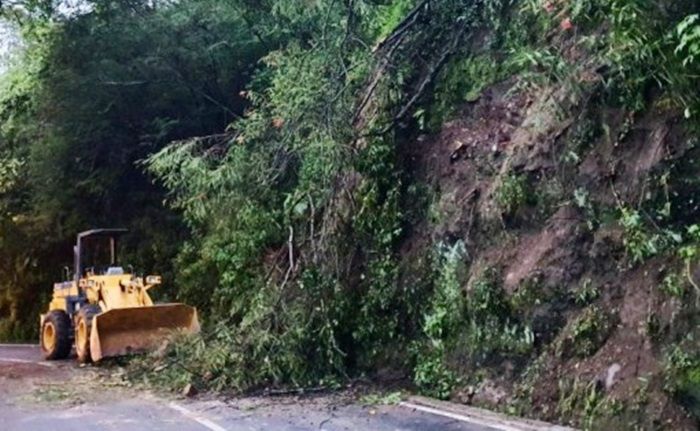 ​Kembali Diterjang Longsor, Jalur Kawasan Payung Tutup Total