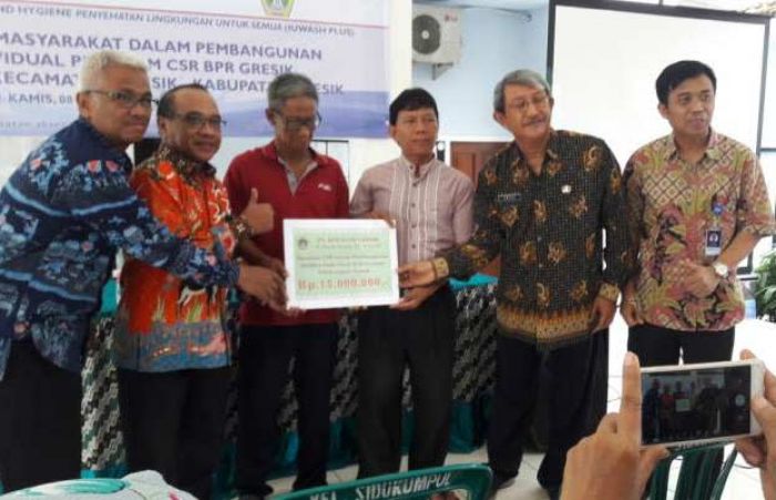 PD BPR Gresik Serahkan CSR Pembangunan Jamban Sehat PD BPR Gresik Serahkan CSR Pembangunan Jamban Sehat