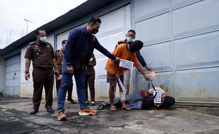 Tersangka Pembunuhan Bos Mebel di Nganjuk Peragakan 51 Adegan, Dipaksa Bersetubuh Sesama Jenis Tersangka Pembunuhan Bos Mebel di Nganjuk Peragakan 51 Adegan, Dipaksa Bersetubuh Sesama Jenis