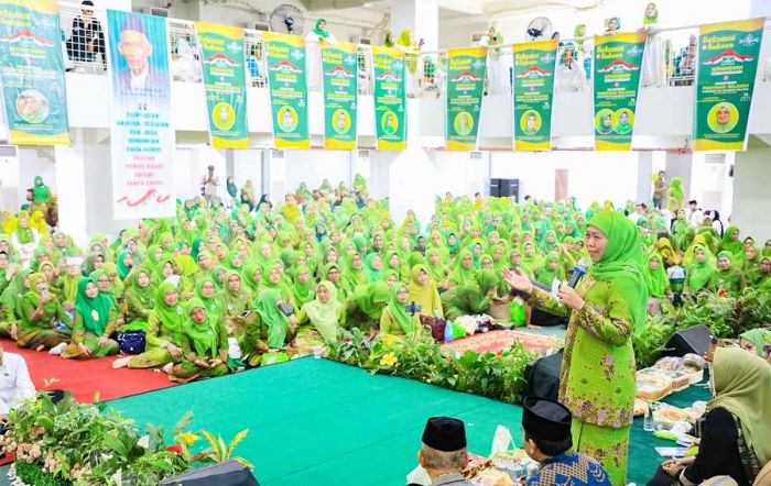 Lantik PW dan 6 PC Muslimat NU di Sulawesi Selatan, Khofifah Ajak Bangun 4 Ukhuwah Lantik PW dan 6 PC Muslimat NU di Sulawesi Selatan, Khofifah Ajak Bangun 4 Ukhuwah