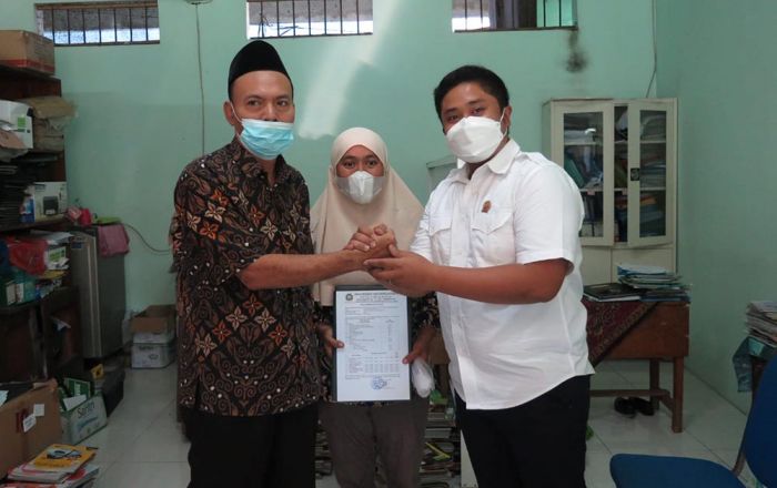 Ketua DPC Partai Demokrat Sidoarjo Bantu Selesaikan Masalah Ijazah Siswi SMP Ketua DPC Partai Demokrat Sidoarjo Bantu Selesaikan Masalah Ijazah Siswi SMP