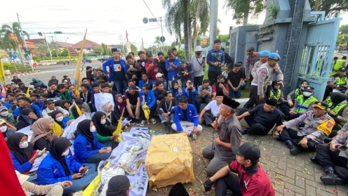 Bawa Replika Pocong, Ratusan Mahasiswa Geruduk DPRD Tuban Desak Cabut UU TNI Bawa Replika Pocong, Ratusan Mahasiswa Geruduk DPRD Tuban Desak Cabut UU TNI