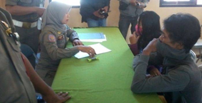4 Pasangan Mesum Digiring Satpol PP 4 Pasangan Mesum Digiring Satpol PP