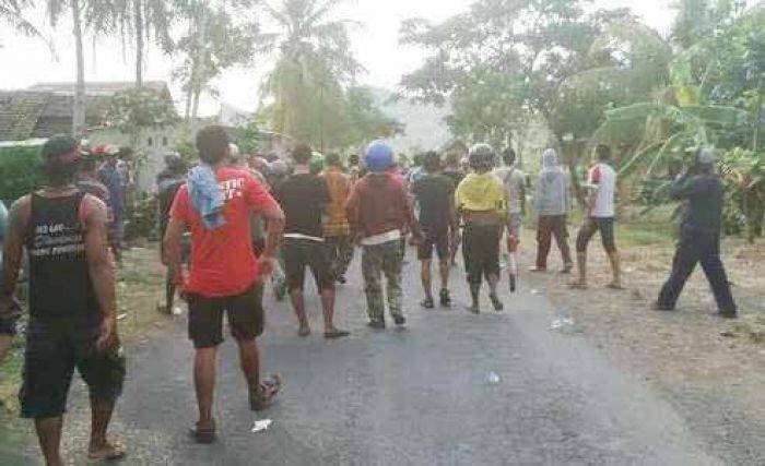 Tambang Emas Banyuwangi Diserbu Warga: Infrastruktur Dirusak, Tiga Motor Dibakar Tambang Emas Banyuwangi Diserbu Warga: Infrastruktur Dirusak, Tiga Motor Dibakar
