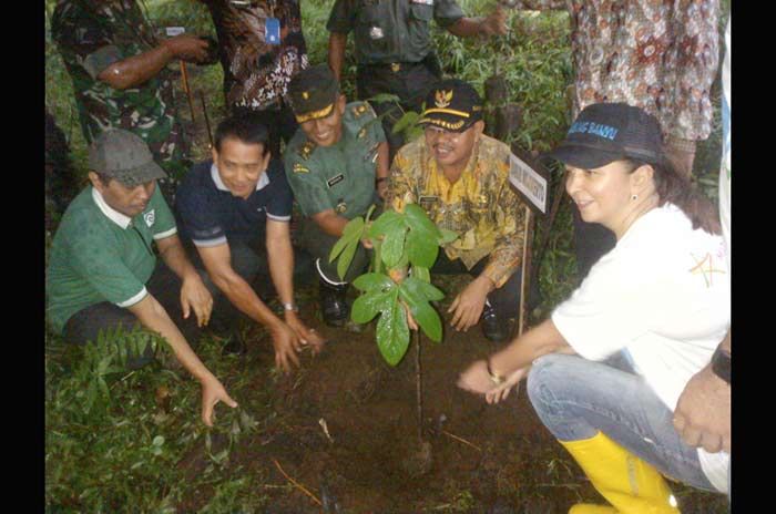 Peringati Hari Air Sedunia, Warga Claket Mojokerto Tanam 4.000 Pohon Peringati Hari Air Sedunia, Warga Claket Mojokerto Tanam 4.000 Pohon