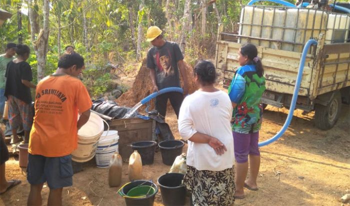 DPC PDIP Trenggalek Bantu Warga Terdampak Kekeringan DPC PDIP Trenggalek Bantu Warga Terdampak Kekeringan