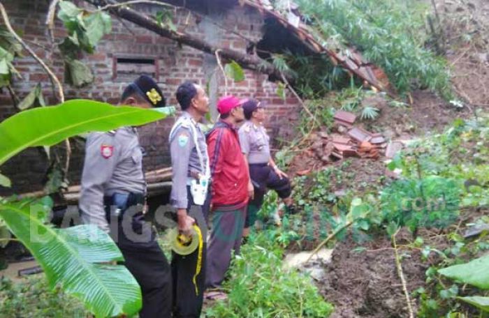 Longsor di Desa Surat Kediri, Puluhan Pengungsi Belum Diperbolehkan Pulang Longsor di Desa Surat Kediri, Puluhan Pengungsi Belum Diperbolehkan Pulang