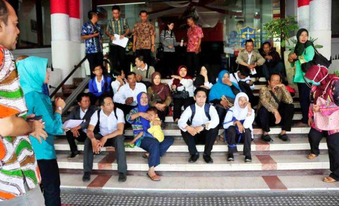 Puluhan Orang Tertipu Rekrutmen CPNS, Disuruh Datang Tgl 31 Agustus untuk Pengarahan Wali Kota Puluhan Orang Tertipu Rekrutmen CPNS, Disuruh Datang Tgl 31 Agustus untuk Pengarahan Wali Kota