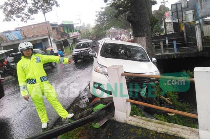 Kecelakaan di Desa Beji Kota Batu, Avanza Nyaris Nyungsep ke Sungai Usai Tabrak Tiang