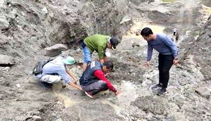 Cek Lokasi Penambangan Galian C, Kaki Ketua FPRB dan Kasi BPBD Kediri Terperosok ke Pasir Berlumpur Cek Lokasi Penambangan Galian C, Kaki Ketua FPRB dan Kasi BPBD Kediri Terperosok ke Pasir Berlumpur