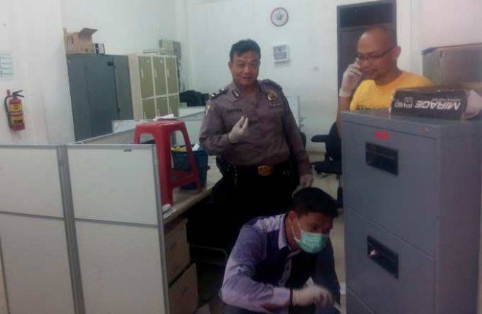 Hasil Rekaman CCTV, Ada Dua Pelaku Berjaket yang Masuk Dealer Hasil Rekaman CCTV, Ada Dua Pelaku Berjaket yang Masuk Dealer