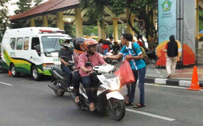 Kampung Ramadan Berakhir, KNPI Sidoarjo Tebar 500 Takjil Kampung Ramadan Berakhir, KNPI Sidoarjo Tebar 500 Takjil