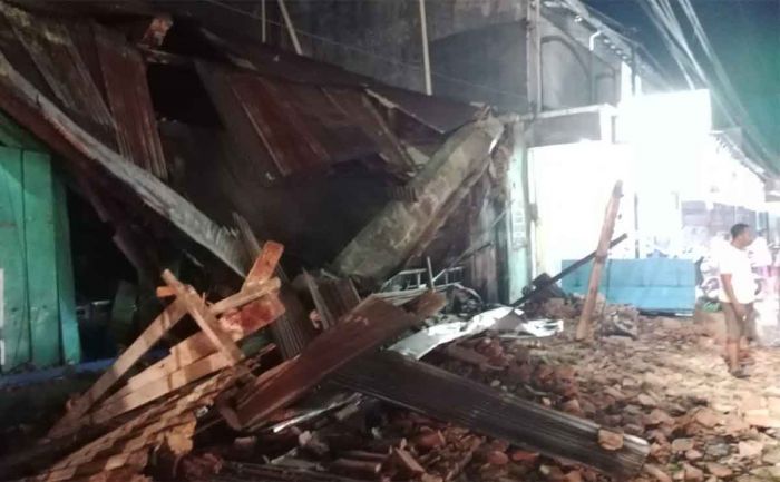 Warga Digegerkan Rumah Ambruk di Rambipuji Jember Warga Digegerkan Rumah Ambruk di Rambipuji Jember