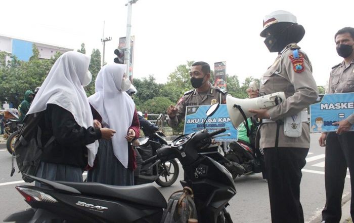 Peduli Keselamatan Pengguna Jalan, Satlantas Polresta Sidoarjo Beri Edukasi di Jalan Pagerwojo Peduli Keselamatan Pengguna Jalan, Satlantas Polresta Sidoarjo Beri Edukasi di Jalan Pagerwojo