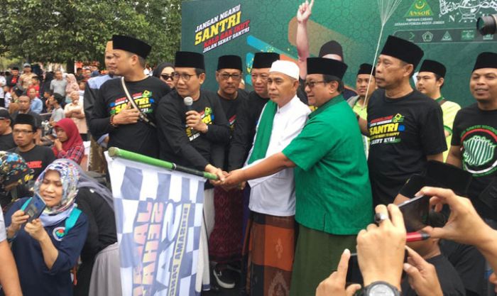 Diberangkatkan Menteri Desa PDTT, Ribuan Santri di Jember Jalan Sehat Sarungan Diberangkatkan Menteri Desa PDTT, Ribuan Santri di Jember Jalan Sehat Sarungan