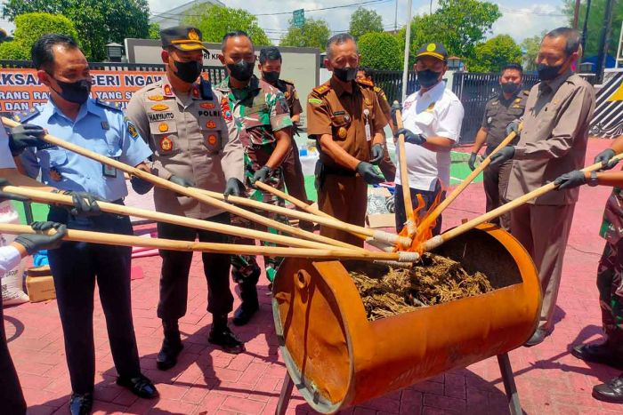 Kejari Ngawi Lakukan Pemusnahan Barang Bukti Kasus Kejahatan Kejari Ngawi Lakukan Pemusnahan Barang Bukti Kasus Kejahatan