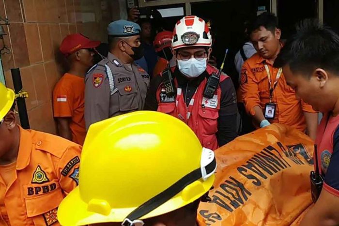 Diduga Korsleting, Rumah 2 Lantai di Gayungan Surabaya Terbakar, Dua Lansia Meninggal Dunia