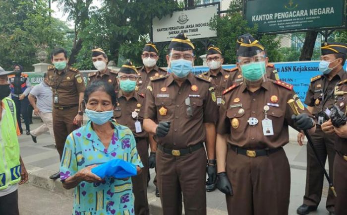 Kejaksaan Tinggi Jawa Timur Bagikan 10.000 Paket Masker dan Face Shield Kejaksaan Tinggi Jawa Timur Bagikan 10.000 Paket Masker dan Face Shield