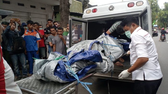 Mayat Seorang Kakek Membusuk Gegerkan Warga Tuban Mayat Seorang Kakek Membusuk Gegerkan Warga Tuban