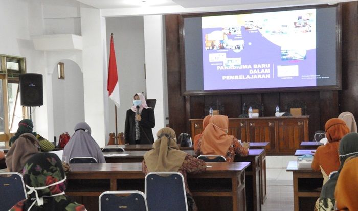 GOW Tuban Gelar Seminar Pentingnya Peran Orang Tua Dampingi Anak Belajar Daring GOW Tuban Gelar Seminar Pentingnya Peran Orang Tua Dampingi Anak Belajar Daring