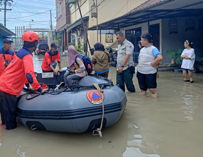 Respons Banjir Gresik, Tim BPBD Jatim Evakuasi Warga dan Serahkan Bantuan Logistik Respons Banjir Gresik, Tim BPBD Jatim Evakuasi Warga dan Serahkan Bantuan Logistik