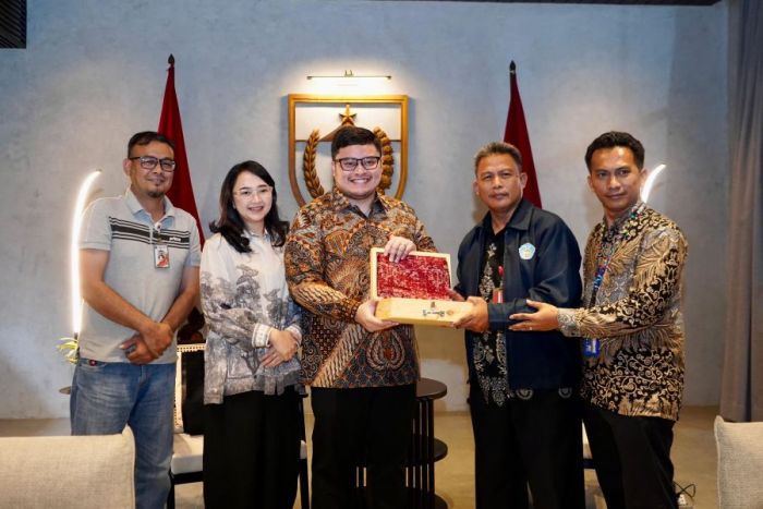 Temu Kangen, Bupati Dhito dan Annisa Video Call Guru SMAnya