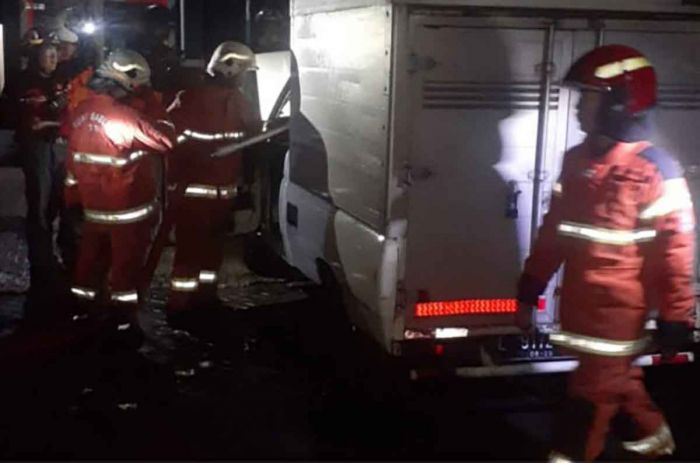 Diduga Korsleting Kabel, Mobil Boks di Surabaya Terbakar Diduga Korsleting Kabel, Mobil Boks di Surabaya Terbakar