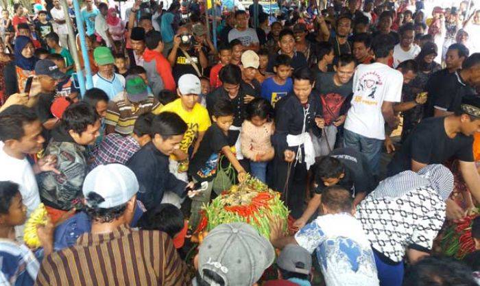 Warga Baureno Bojonegoro Sambut Ramadan dengan Rebutan Gunungan Warga Baureno Bojonegoro Sambut Ramadan dengan Rebutan Gunungan