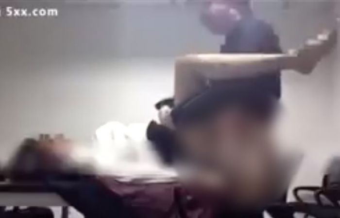 Vicon masih Menyala, Lha Kok si Boss Ngeseks di Meja Rapat Vicon masih Menyala, Lha Kok si Boss Ngeseks di Meja Rapat