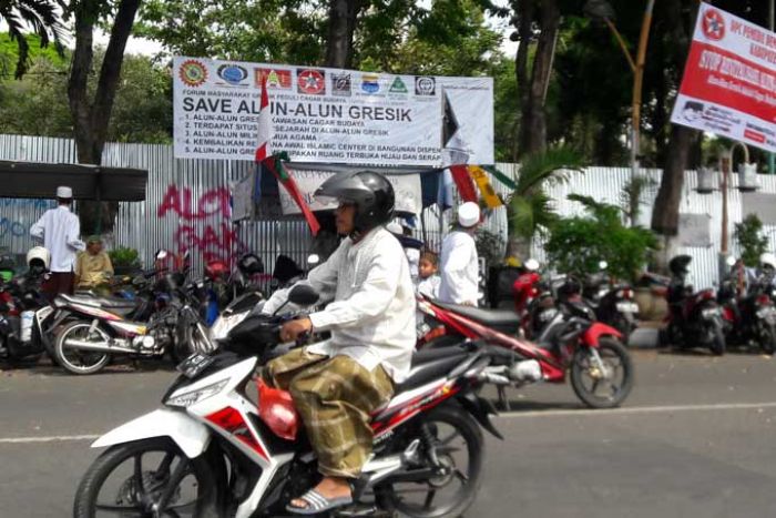 Direlokasi, PKL Alun-Alun Gresik Khawatir Nasib Perekonomiannya Memburuk