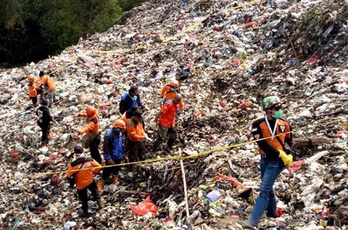 Jasad Korban Longsoran Sampah di Supit Urang Ditemukan Jasad Korban Longsoran Sampah di Supit Urang Ditemukan