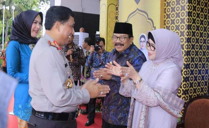 Gelar Open House, Pakde Karwo Minta ASN Pemprov Jatim Fokus Sejahterakan Masyarakat Gelar Open House, Pakde Karwo Minta ASN Pemprov Jatim Fokus Sejahterakan Masyarakat