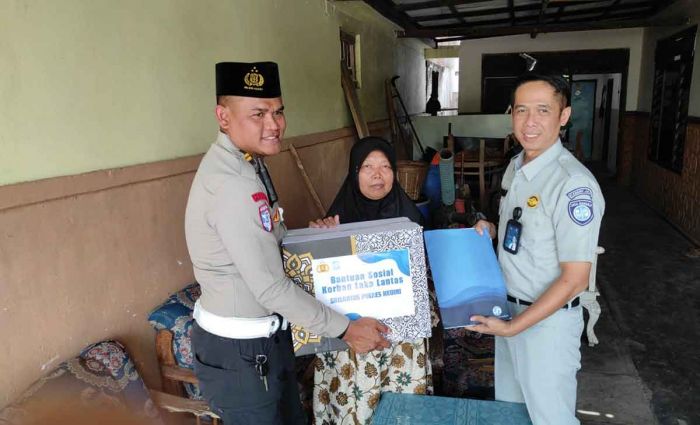 Satlantas Polres Kediri dan Jasa Raharja Santuni Korban Kecelakaan KA Kertanegara Satlantas Polres Kediri dan Jasa Raharja Santuni Korban Kecelakaan KA Kertanegara