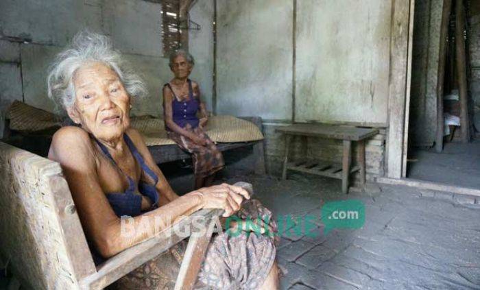 Istri Bupati dan PKK Plesir, Nenek Sijah Justru Harus Menunggu Belas Kasih Tetangga untuk Makan Istri Bupati dan PKK Plesir, Nenek Sijah Justru Harus Menunggu Belas Kasih Tetangga untuk Makan