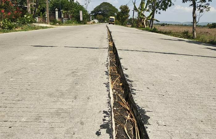 Baru Tiga Tahun Dibangun, Jalan Cor Beton di Senori Menganga