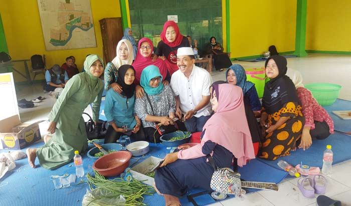 Kunjungi DU, Gus Syaf Ikut Siapkan Makanan untuk Korban Banjir Jatigedong Jombang